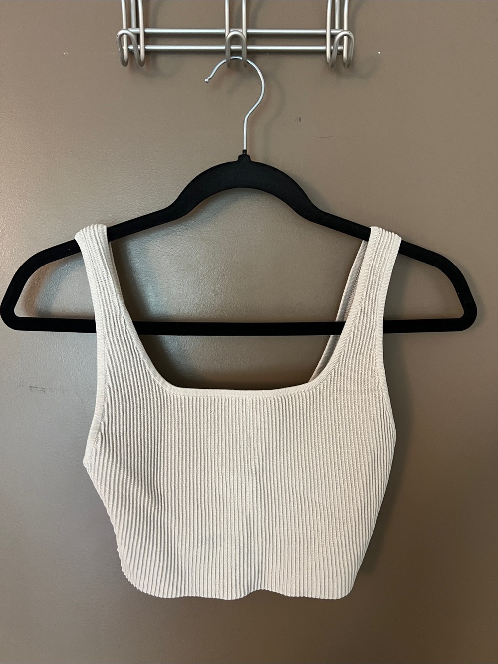 Aritzia Babaton Sculpt Knit Cropped Tank in Matte Pearl